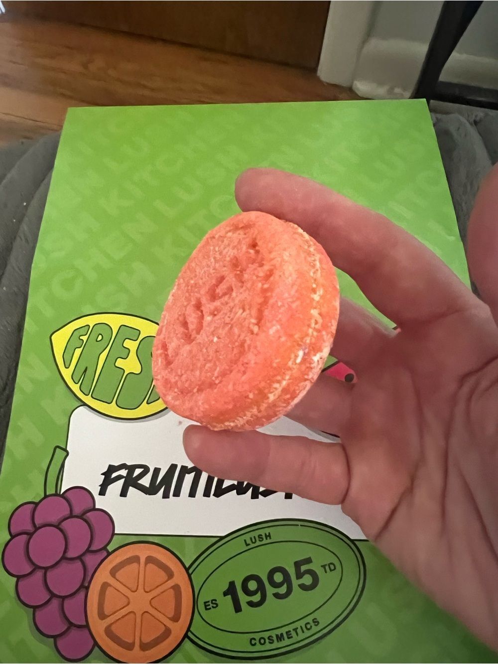LUSH Fruitilushious Solid Shampoo Bar Mango Exuberance Kitchen Box Exclusive - Picture 4 of 4